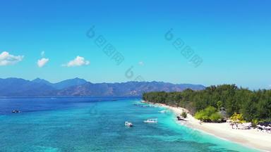 美丽的白色沙子海滩棕榈树周围清晰的水岛斐济